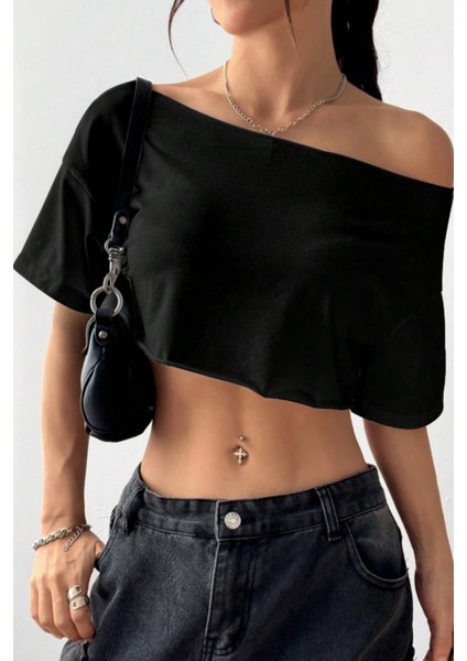 Kadın Siyah Kayık Yaka Oversize Crop T-Shirt