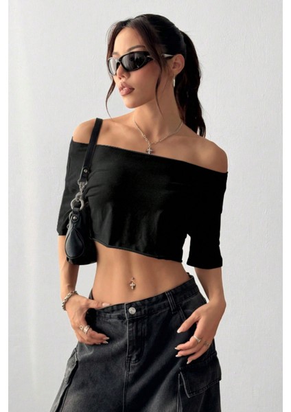 Kadın Siyah Kayık Yaka Oversize Crop T-Shirt indirimleri
