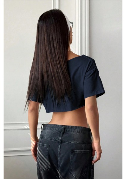 Kadın Lacivert Kayık Yaka Oversize Crop T-Shirt fırsatları