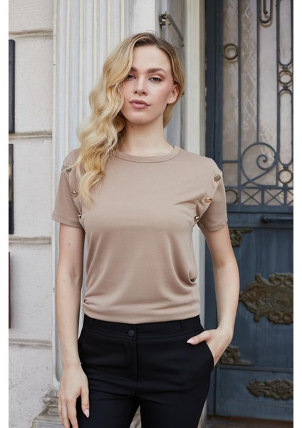Kadın Kaliteli Modal Kumaş Sıfır Yaka Düğme Aksesuarlı Kısa Kol T-Shirt Bluz-Camel