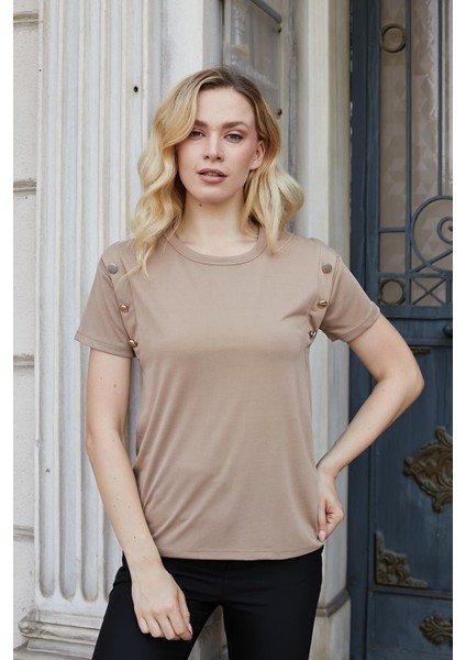 Kadın Kaliteli Modal Kumaş Sıfır Yaka Düğme Aksesuarlı Kısa Kol T-Shirt Bluz-Camel
