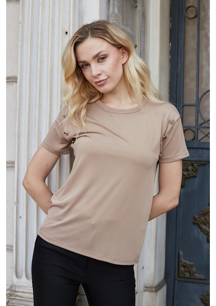 Kadın Kaliteli Modal Kumaş Sıfır Yaka Düğme Aksesuarlı Kısa Kol T-Shirt Bluz-Camel