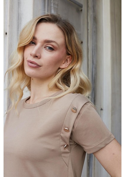 Kadın Kaliteli Modal Kumaş Sıfır Yaka Düğme Aksesuarlı Kısa Kol T-Shirt Bluz-Camel