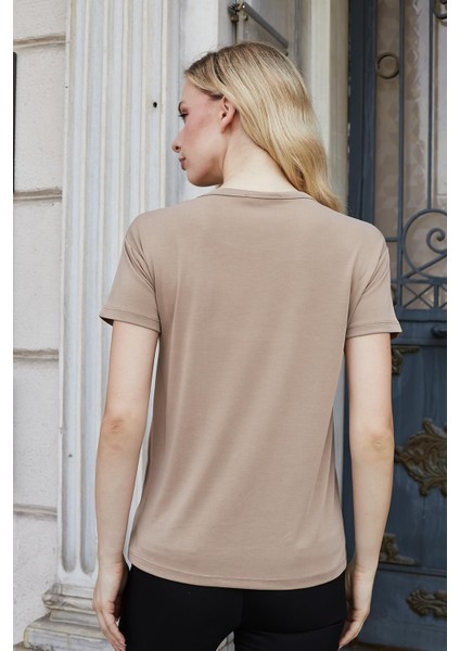 Kadın Kaliteli Modal Kumaş Sıfır Yaka Düğme Aksesuarlı Kısa Kol T-Shirt Bluz-Camel
