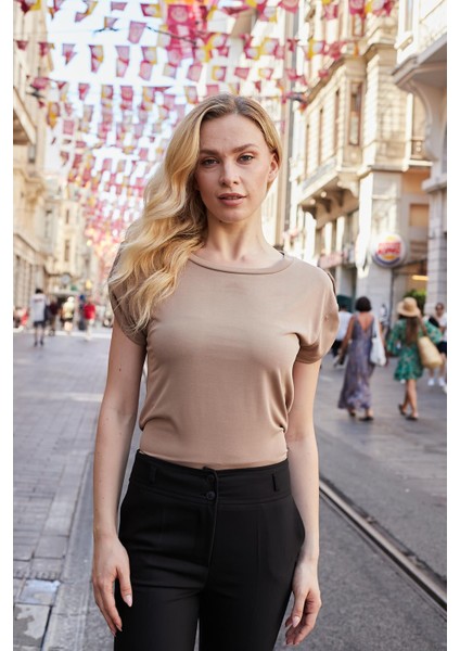 Kadın Modal Penye Geniş Sıfır Yaka Düşük Omuzlu Apoletli Kısa Kol T-Shirt Bluz-Camel