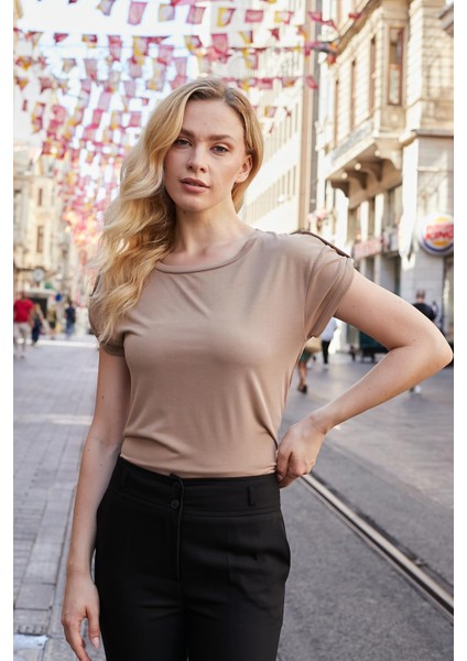 Kadın Modal Penye Geniş Sıfır Yaka Düşük Omuzlu Apoletli Kısa Kol T-Shirt Bluz-Camel fiyatları