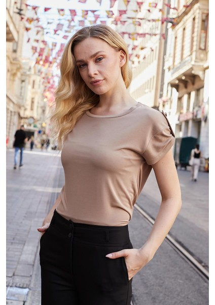 Kadın Modal Penye Geniş Sıfır Yaka Düşük Omuzlu Apoletli Kısa Kol T-Shirt Bluz-Camel modelleri
