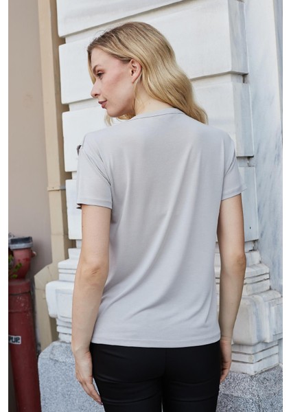 Kadın Kaliteli Modal Kumaş Sıfır Yaka Düğme Aksesuarlı Kısa Kol T-Shirt Bluz-Taş fiyatları