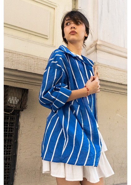 Kadın Oversize Mavi Beyaz Çizgili Gömlek – Düğmeli, Cepli, Uzun Kollu