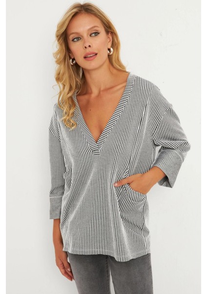 Kadın Gri Çizgili Cepli Sweatshirt TF01