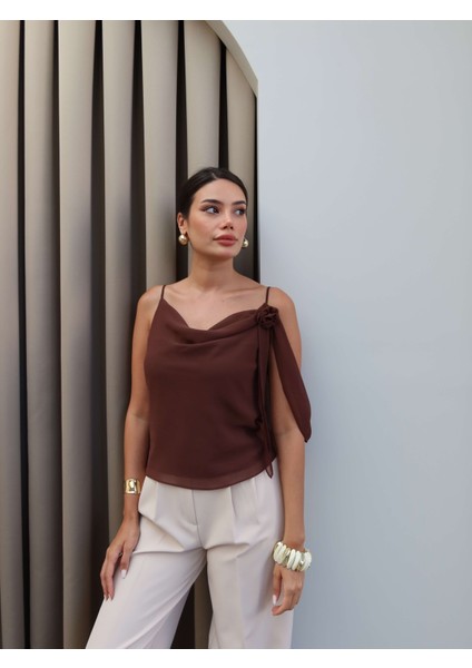 Romantik Çiçek Tokalı Askılı Bluz