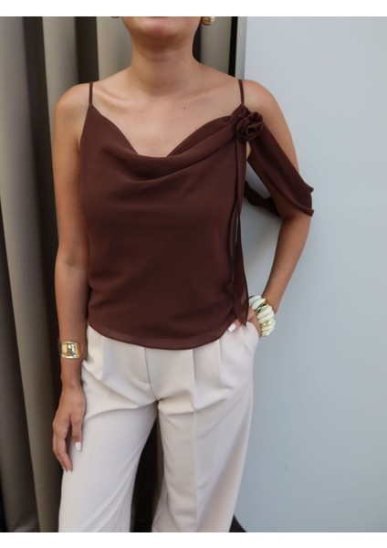 Romantik Çiçek Tokalı Askılı Bluz modelleri
