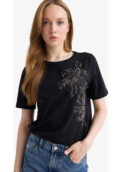 Regular Fit Bisiklet Yaka Nakışlı Penye Kısa Kollu Tişört F6479AX25AU