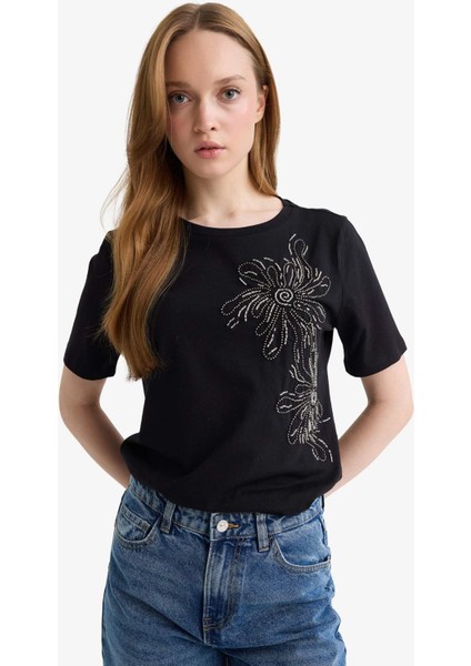 Regular Fit Bisiklet Yaka Nakışlı Penye Kısa Kollu Tişört F6479AX25AU modelleri