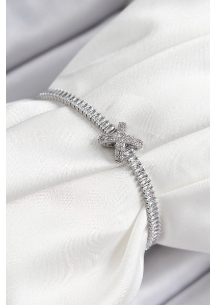 Pirinç Zirkon Taşlı x Detaylı Su Yolu Model Gümüş Renk Asansörlü Kadın Bileklik