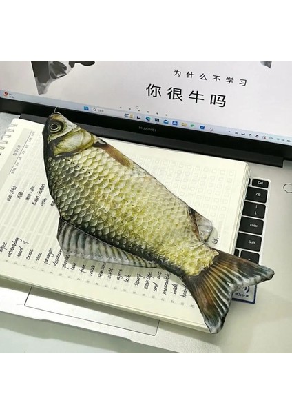 Karikatür Büyük Kapasiteli Kalem Çantası Simüle Crucian Sazan Çok Fonksiyonlu Kalem Kılıf Kırtasiye Organizatörü Öğrenci Kilo: 1 (Yurt Dışından)