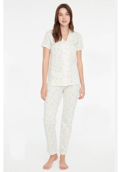 Kadın Desenli Boydan Patlı Pijama Takımı Ekru