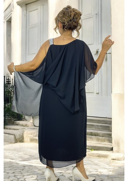 Taşla Süslenmiş Geniş Askılı Degaje Yaka Pelerinli Büyük Beden Abiye Elbise fiyatları