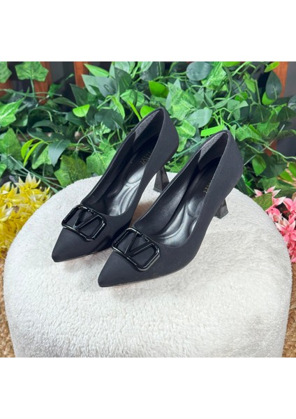 Özel Tokalı Sivri Burun Topuklu Ayakkabı M1138