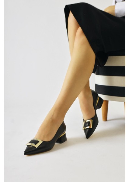 Charoline Siyah Tokalı Kısa Topuklu Sivri Burunlu Ayakkabı fırsatları