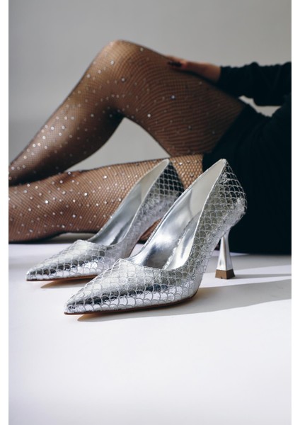 Celestine Gümüş Balık Pulu Dokulu Sivri Burunlu Stiletto