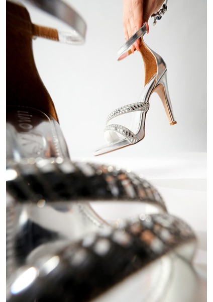Lianne Gümüş Rugan Taş Detaylı Ince Topuklu Ayakkabı fiyatları