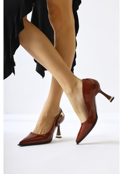 Mithra Bordo Rugan Sivri Burunlu Toka Detaylı Topuklu Ayakkabı