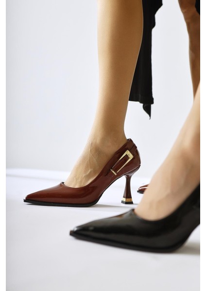 Mithra Bordo Rugan Sivri Burunlu Toka Detaylı Topuklu Ayakkabı fiyatları