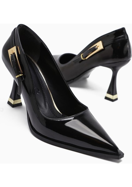 Mithra Siyah Rugan Sivri Burunlu Toka Detaylı Topuklu Ayakkabı