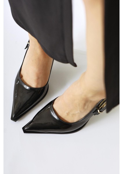 Mithra Siyah Rugan Sivri Burunlu Toka Detaylı Topuklu Ayakkabı fırsatları