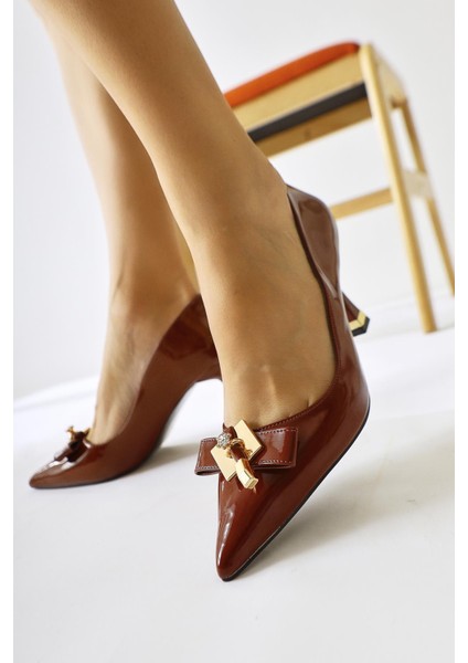 Mimosa Bordo Rugan Sivri Burunlu Tektaş Toka Detaylı Topuklu Ayakkabı