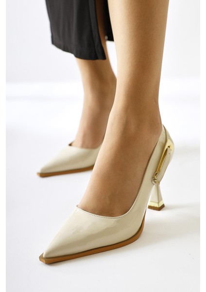 Mithra Bej Rugan Sivri Burunlu Toka Detaylı Topuklu Ayakkabı