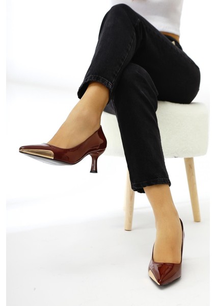 Carlota Bordo Rugan Sivri Burunlu Metal Detaylı Topuklu Kadın Ayakkabı fiyatları