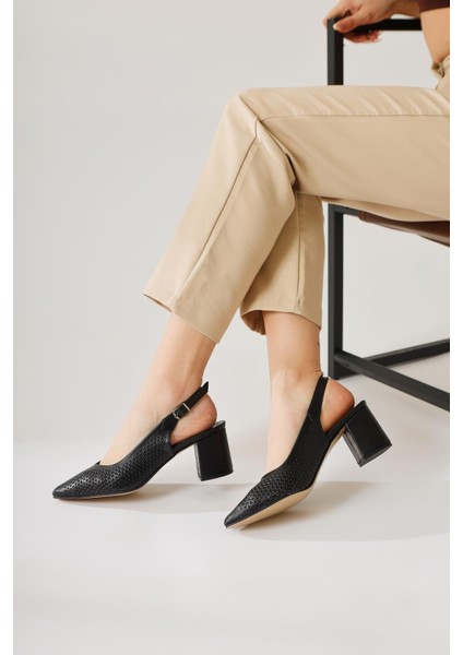 Narisara Siyah Sivri Burunlu Lazer Delikli Toka Detaylı Topuklu Ayakkabı fırsatları
