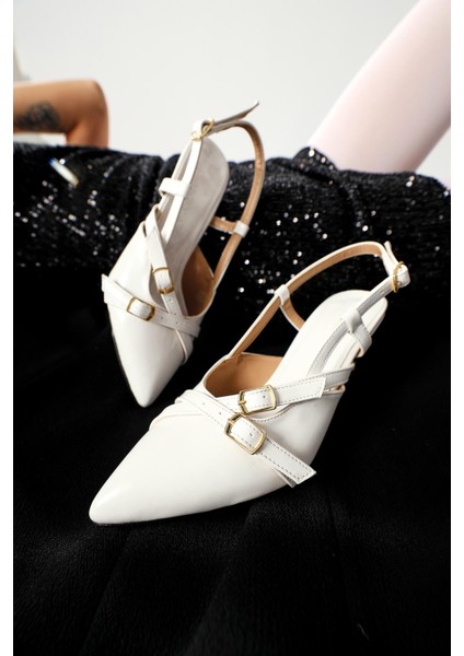 Monna Beyaz Sivri Burunlu Toka Detaylı Kısa Topuklu Ayakkabı