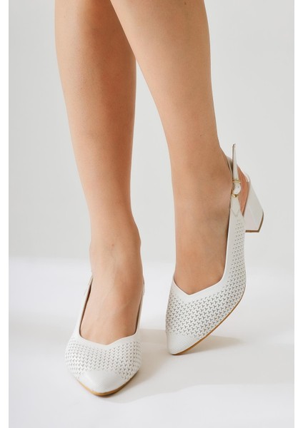 Narisara Beyaz Sivri Burunlu Lazer Delikli Toka Detaylı Topuklu Ayakkabı