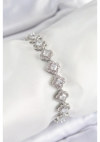 Pirinç Zirkon Taşlı Yonca Baget Model Gümüş Renk Vıp Seri Kadın Bileklik - TJ-BB7509