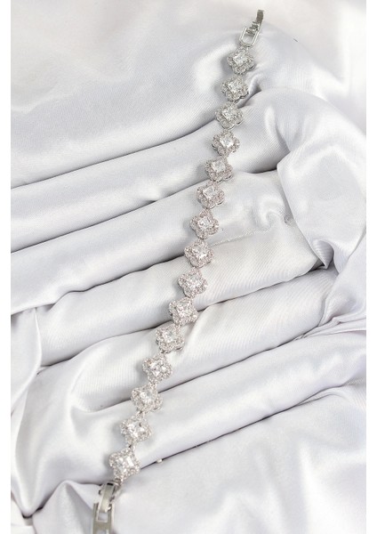 Pirinç Zirkon Taşlı Yonca Baget Model Gümüş Renk Vıp Seri Kadın Bileklik - TJ-BB7509 fiyatları