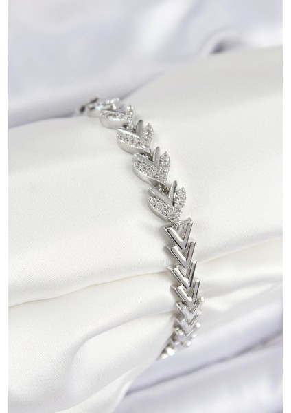 Pirinç Zirkon Taşlı Sıralı Ok Model Gümüş Renk Kadın Bileklik - TJ-BB7526