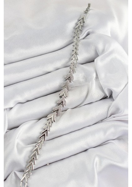 Pirinç Zirkon Taşlı Sıralı Ok Model Gümüş Renk Kadın Bileklik - TJ-BB7526 fiyatları