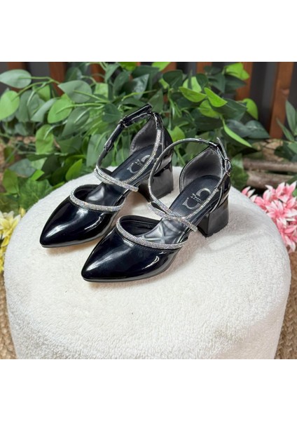 Siyah Parlak Taşlı Rugan Çapraz Bantlı Blok Topuklu Ayakkabı M1126