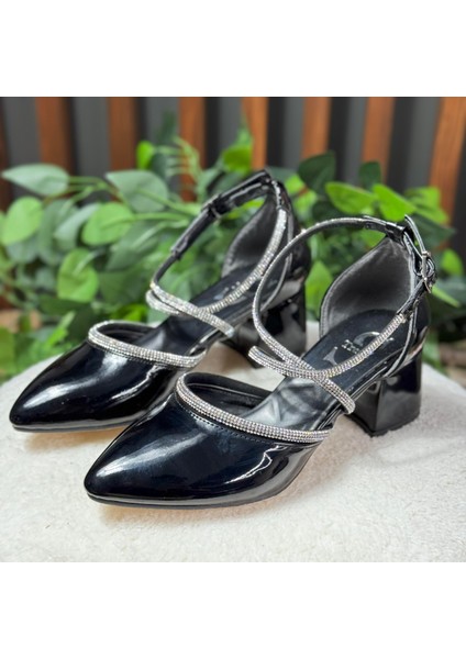 Siyah Parlak Taşlı Rugan Çapraz Bantlı Blok Topuklu Ayakkabı M1126 fiyatları