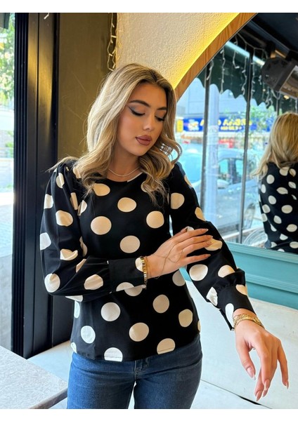 Kadın Uzun Kollu Bisiklet Yaka Kollar Geniş Kol Ağzı Manşetli Iki Düğmeli Detay Krep Bluz