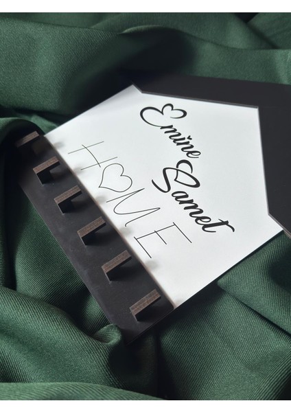 Ahşap Siyah-Beyaz Ev Şekilli Isimli Anahtarlık Askısı – Kişiye Özel Dekoratif Anahtarlık Tutucu indirimleri