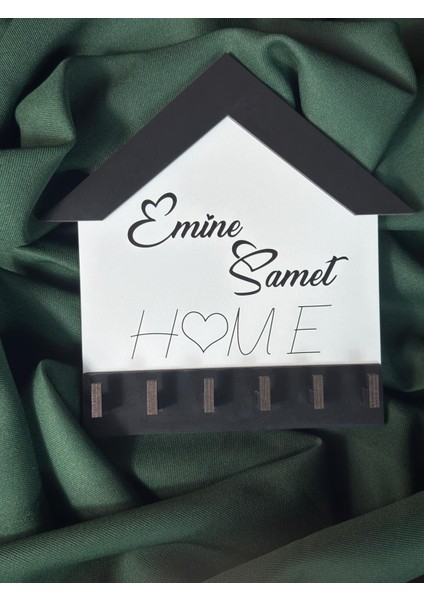 Ahşap Siyah-Beyaz Ev Şekilli Isimli Anahtarlık Askısı – Kişiye Özel Dekoratif Anahtarlık Tutucu