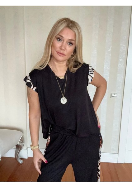 Kadın Yarasa Kol Dijital Baskı Detay Bluz ve Yanı Şerit Detay Kristal Kumaş Pantolon Ikili Takım modelleri