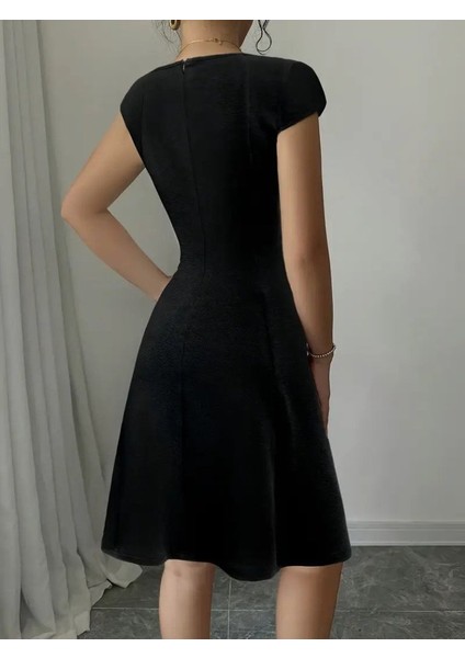 Kadın Kısa Kollu Geometrik Yakalı Janjan Krep Elbise