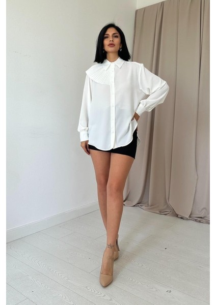 Beyaz Pilise Detaylı Jesica Gömlek