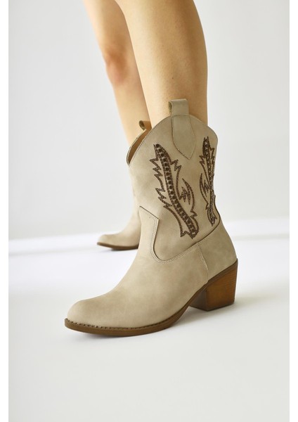 Fiza Bej Sivri Burunlu Nakışlı Zımba Detaylı Western Bot