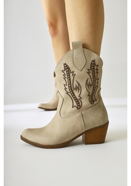 Fiza Bej Sivri Burunlu Nakışlı Zımba Detaylı Western Bot fırsatları